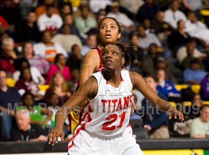 Thumbnail 2 in Lake Taylor vs. Oakton (VHSL AAA Semifinal) photogallery.