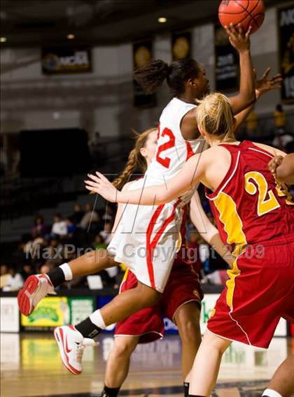 Thumbnail 2 in Lake Taylor vs. Oakton (VHSL AAA Semifinal) photogallery.