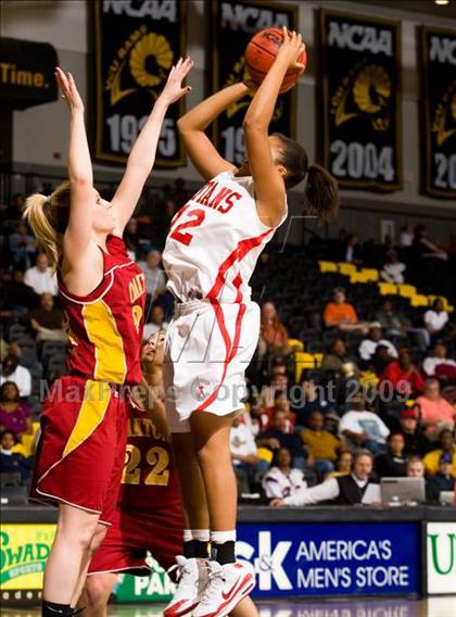 Thumbnail 3 in Lake Taylor vs. Oakton (VHSL AAA Semifinal) photogallery.