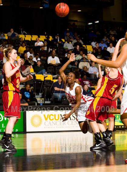 Thumbnail 2 in Lake Taylor vs. Oakton (VHSL AAA Semifinal) photogallery.