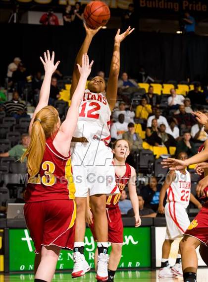 Thumbnail 2 in Lake Taylor vs. Oakton (VHSL AAA Semifinal) photogallery.