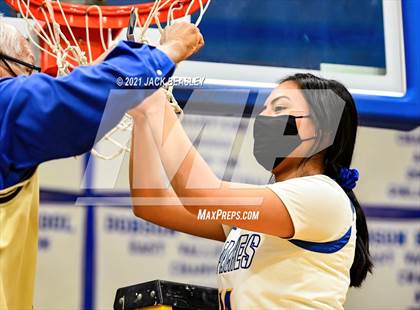 Thumbnail 1 in Fort Thomas vs. Mogollon  (AIA 1A Trophy Ceremony) photogallery.