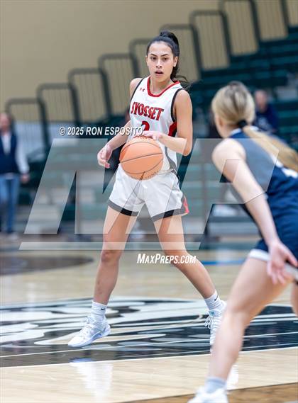 Thumbnail 2 in Syosset vs Plainview-Old Bethpage JFK (NYSPHSAA Section VIII Class AAA Championship) photogallery.