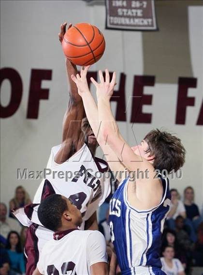 Thumbnail 1 in Fulton vs Unicoi County (Substate AA Region 2) photogallery.