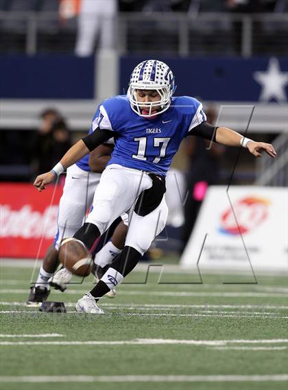 Thumbnail 3 in Cameron Yoe vs. Daingerfield (UIL 2A Division 1 Final) photogallery.