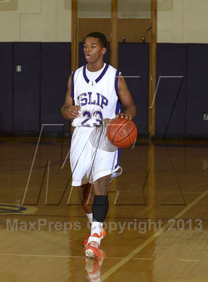 Thumbnail 2 in Islip vs Bayport-Bluepoint (Islip Holiday Tornament) photogallery.