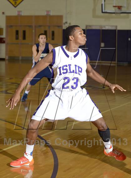 Thumbnail 3 in Islip vs Bayport-Bluepoint (Islip Holiday Tornament) photogallery.