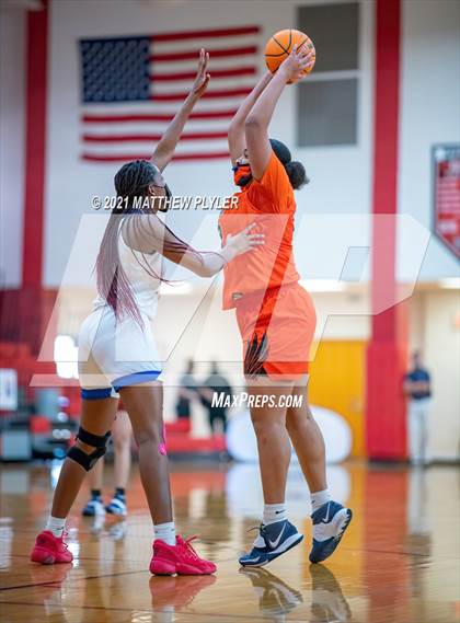 Thumbnail 1 in Zebulon B. Vance vs. Garner Magnet (NCHSAA 4A Final) (1 of 2 - the game) photogallery.