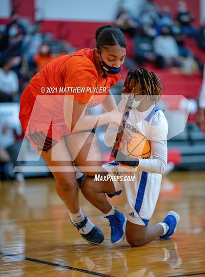 Thumbnail 3 in Zebulon B. Vance vs. Garner Magnet (NCHSAA 4A Final) (1 of 2 - the game) photogallery.