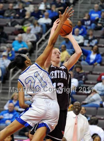 Thumbnail 3 in Reading Central Catholic vs. Steelton-Highspire (D3 Class A Final) photogallery.