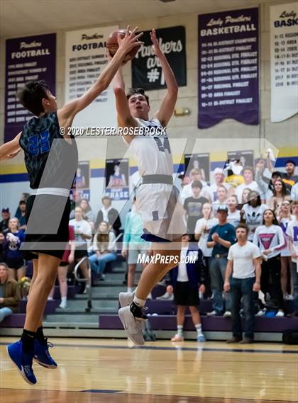 Thumbnail 1 in La Vernia vs Navarro photogallery.