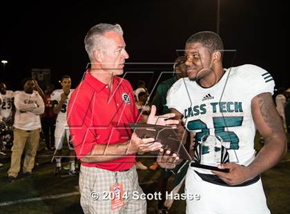 Thumbnail 2 in Oak Park vs. Cass Tech photogallery.