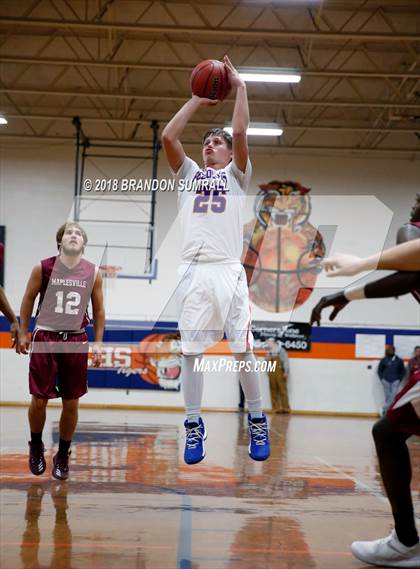 Thumbnail 1 in Maplesville vs Verbena (Chilton County Tournament) photogallery.