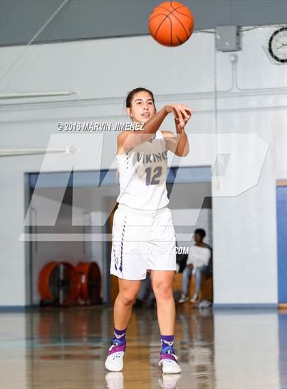 Thumbnail 2 in Alemany vs. Valencia photogallery.