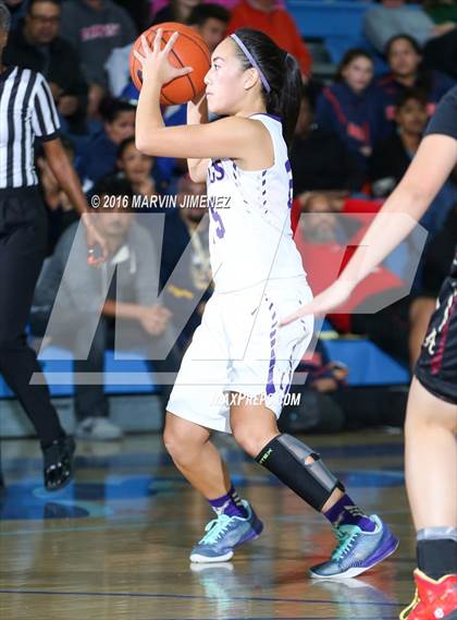 Thumbnail 3 in Alemany vs. Valencia photogallery.