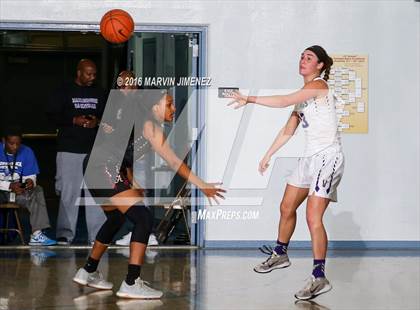 Thumbnail 2 in Alemany vs. Valencia photogallery.
