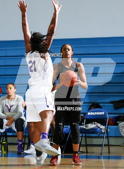 Thumbnail 3 in Alemany vs. Valencia photogallery.