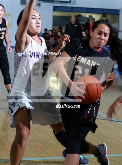 Thumbnail 3 in Alemany vs. Valencia photogallery.