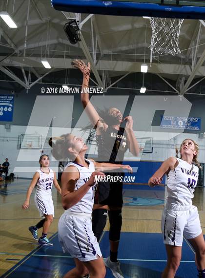 Thumbnail 1 in Alemany vs. Valencia photogallery.