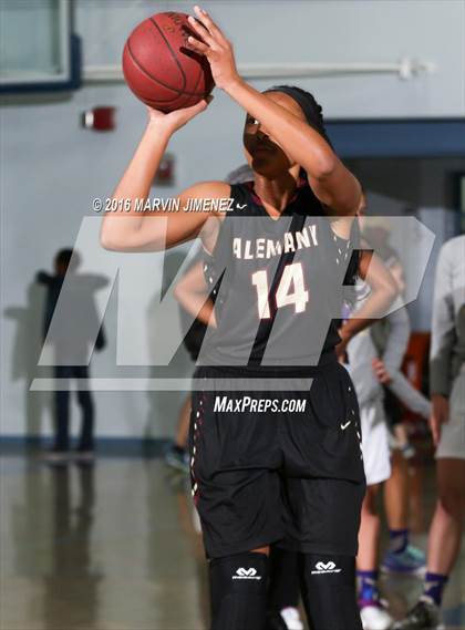 Thumbnail 2 in Alemany vs. Valencia photogallery.