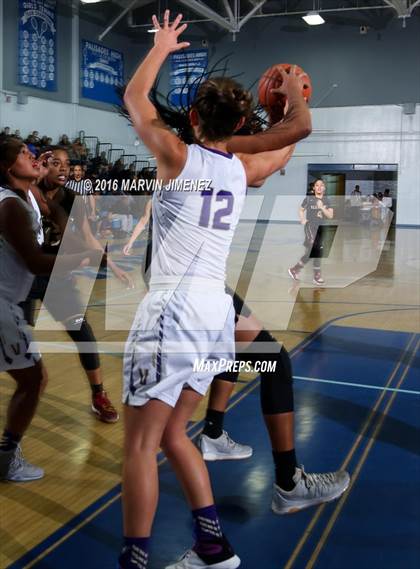 Thumbnail 3 in Alemany vs. Valencia photogallery.