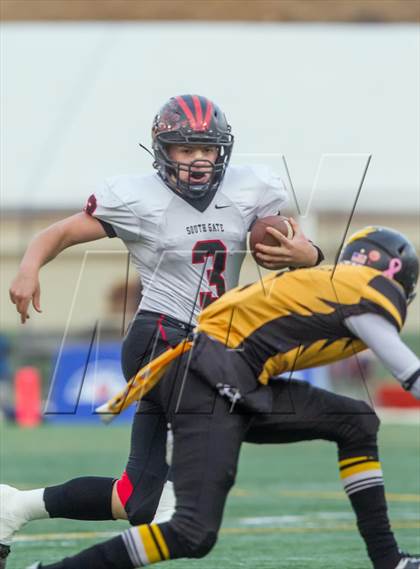 Thumbnail 1 in South Gate vs. San Fernando (CIF LA City Section D2 Final) photogallery.