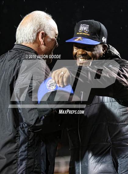 Thumbnail 3 in Whitehaven vs. Oakland  (TSSAA Division I Class 6A Final) photogallery.
