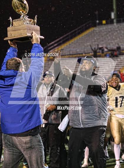 Thumbnail 3 in Whitehaven vs. Oakland  (TSSAA Division I Class 6A Final) photogallery.