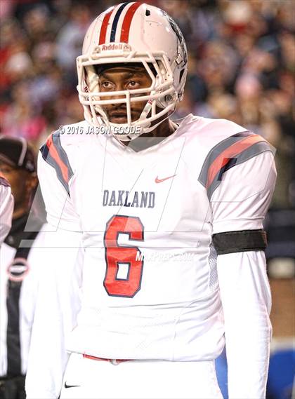 Thumbnail 3 in Whitehaven vs. Oakland  (TSSAA Division I Class 6A Final) photogallery.