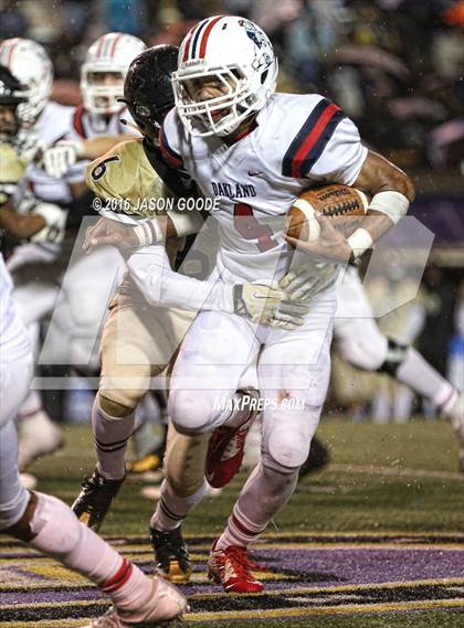 Thumbnail 2 in Whitehaven vs. Oakland  (TSSAA Division I Class 6A Final) photogallery.