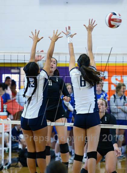 Thumbnail 3 in Archbishop Mitty vs. Kamehameha (Durango Fall Classic) photogallery.