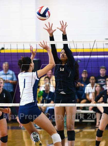 Thumbnail 3 in Archbishop Mitty vs. Kamehameha (Durango Fall Classic) photogallery.