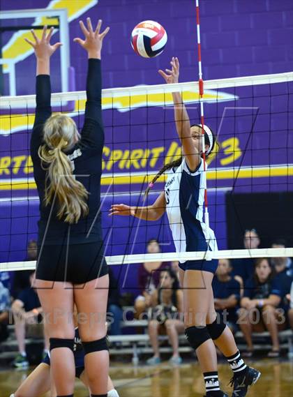 Thumbnail 3 in Archbishop Mitty vs. Kamehameha (Durango Fall Classic) photogallery.