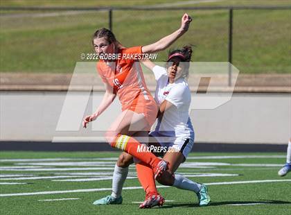 Thumbnail 1 in Henderson vs. Celina (UIL 4A Regional Semifinals) photogallery.