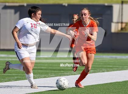 Thumbnail 2 in Henderson vs. Celina (UIL 4A Regional Semifinals) photogallery.