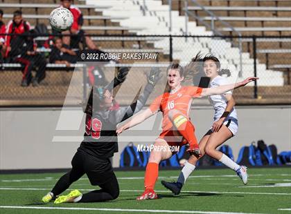 Thumbnail 1 in Henderson vs. Celina (UIL 4A Regional Semifinals) photogallery.