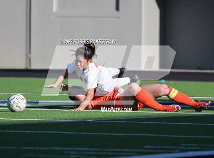 Thumbnail 1 in Henderson vs. Celina (UIL 4A Regional Semifinals) photogallery.