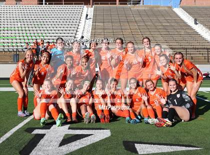 Thumbnail 2 in Henderson vs. Celina (UIL 4A Regional Semifinals) photogallery.