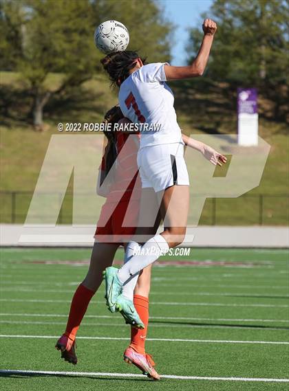 Thumbnail 2 in Henderson vs. Celina (UIL 4A Regional Semifinals) photogallery.