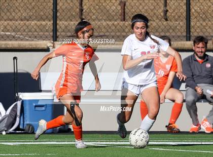 Thumbnail 2 in Henderson vs. Celina (UIL 4A Regional Semifinals) photogallery.