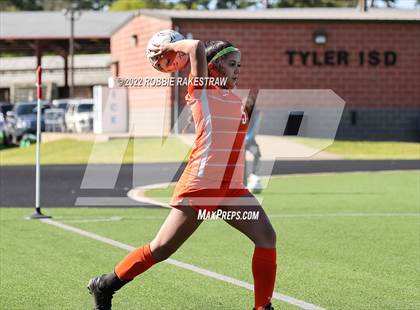 Thumbnail 2 in Henderson vs. Celina (UIL 4A Regional Semifinals) photogallery.