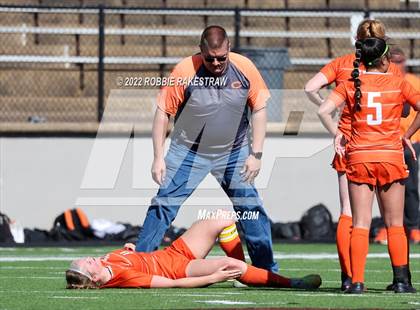Thumbnail 2 in Henderson vs. Celina (UIL 4A Regional Semifinals) photogallery.