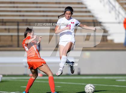Thumbnail 2 in Henderson vs. Celina (UIL 4A Regional Semifinals) photogallery.