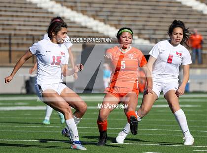 Thumbnail 2 in Henderson vs. Celina (UIL 4A Regional Semifinals) photogallery.