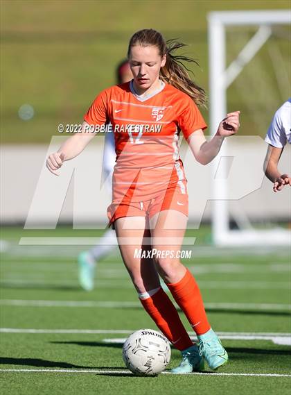 Thumbnail 1 in Henderson vs. Celina (UIL 4A Regional Semifinals) photogallery.