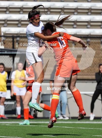 Thumbnail 1 in Henderson vs. Celina (UIL 4A Regional Semifinals) photogallery.