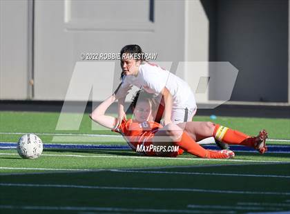 Thumbnail 2 in Henderson vs. Celina (UIL 4A Regional Semifinals) photogallery.