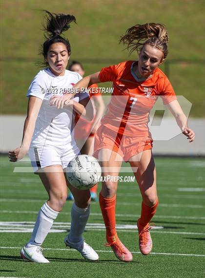 Thumbnail 3 in Henderson vs. Celina (UIL 4A Regional Semifinals) photogallery.