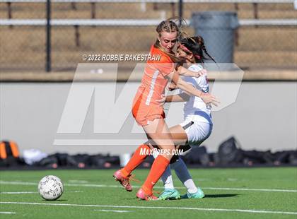 Thumbnail 2 in Henderson vs. Celina (UIL 4A Regional Semifinals) photogallery.