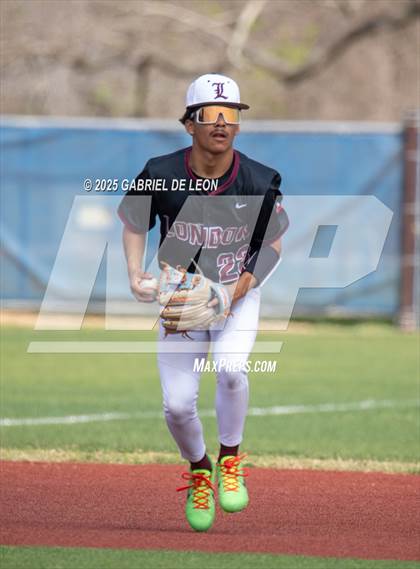 Thumbnail 2 in Robstown vs. London (VISD Tournament) photogallery.